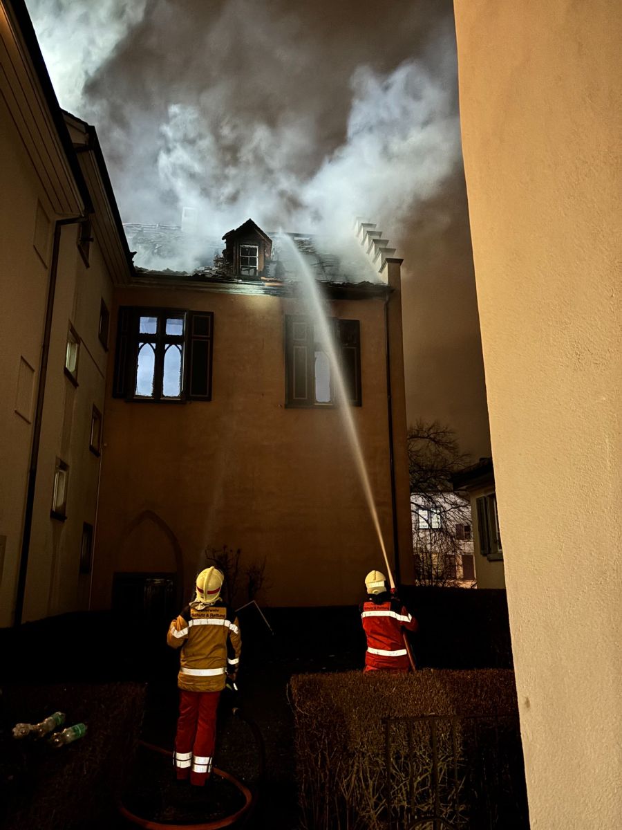 In Zürich hat ein historisches Gebäude am Lindenhof gebrannt.