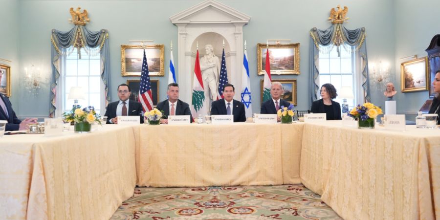 ARCHIV - US-Außenminister Marco Rubio (M) trifft sich mit dem israelischen Botschafter in den USA, Jechiel Leiter (ganz links) und der libanesischen Botschafterin in den USA, Nada Hama...