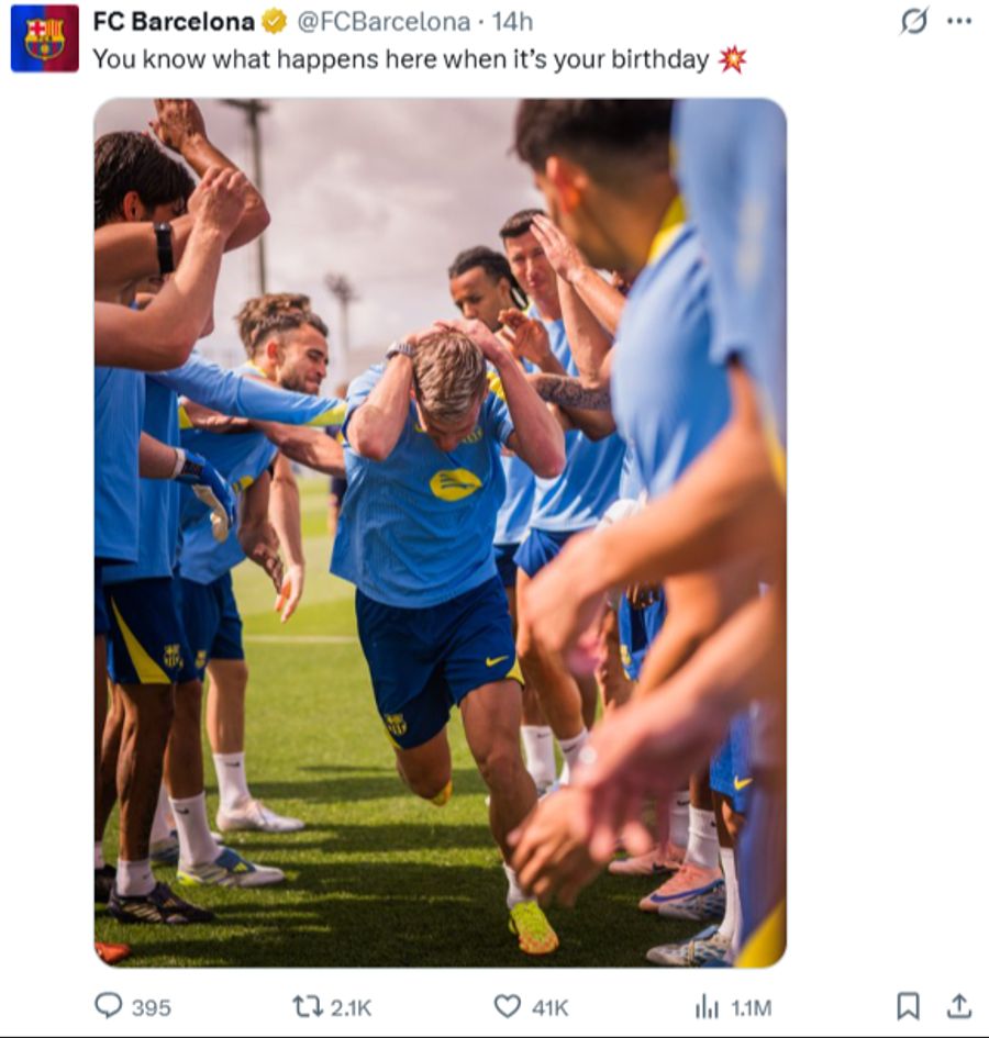 Dani Olmo bekommt Schläge ab. Diese aber in einem freundschaftlichen Kontext im Rahmen seines 28. Geburtstags.