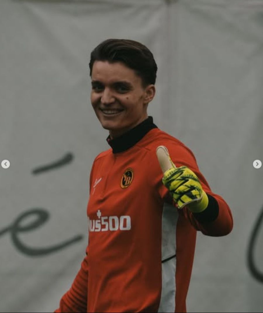 Marvin Keller grüsst in die Kamera.