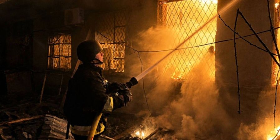 ARCHIV - Feuerwehrleute löschen ein Feuer in einem Gebäude nach einem russischen Drohnenangriff in der Region Odessa. Foto: Uncredited/Ukrainian Emergency Service/dpa