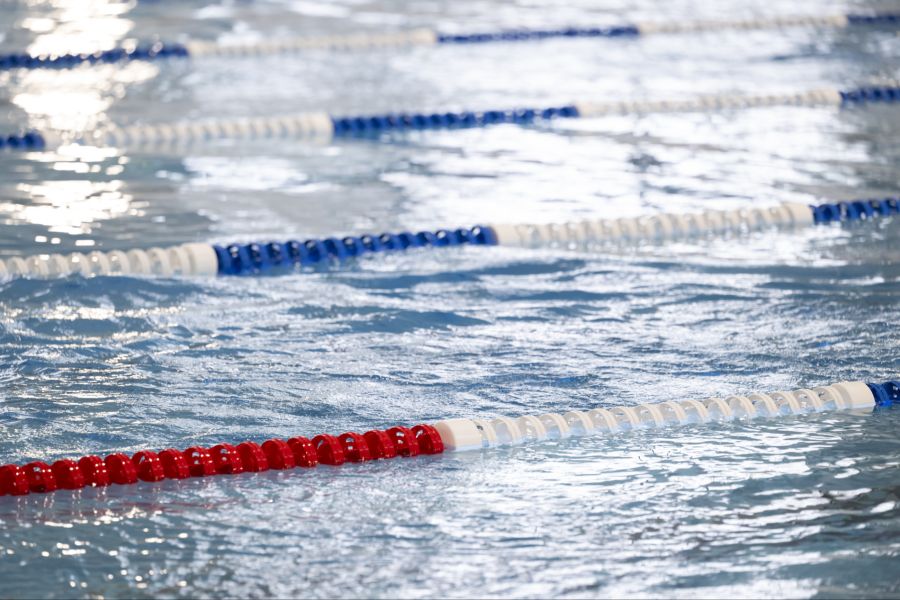 Deshalb wurde sie vom Schwimmkurs ausgeschlossen.