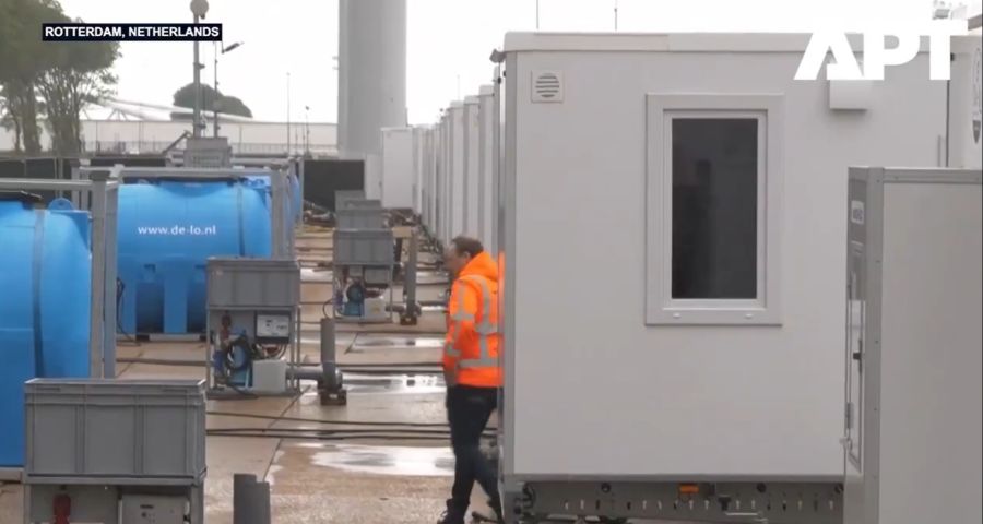 Auch der Leichnam einer 78-jährigen deutschen Passagierin soll im Rotterdamer Quarantänedorf von Bord gebracht werden.