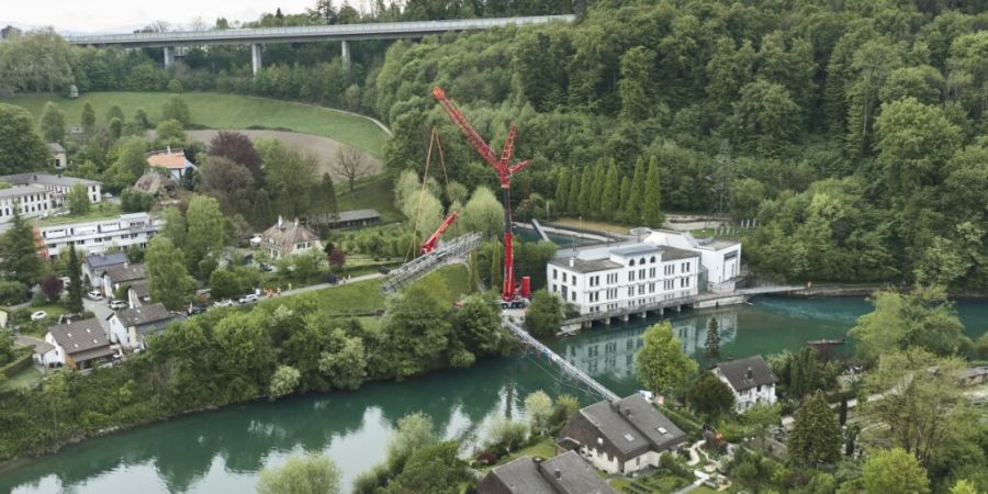 Der Seftausteg wurde am Dienstagmorgen mittels Pneukran gehoben.