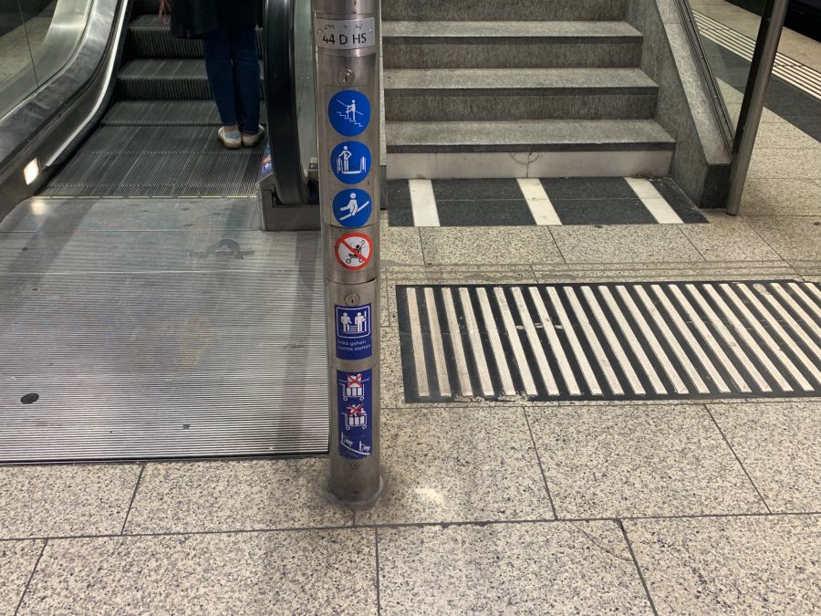 Die Piktogramme an der Rolltreppe verbieten den Transport von E-Bikes oder Fahrrädern nicht.