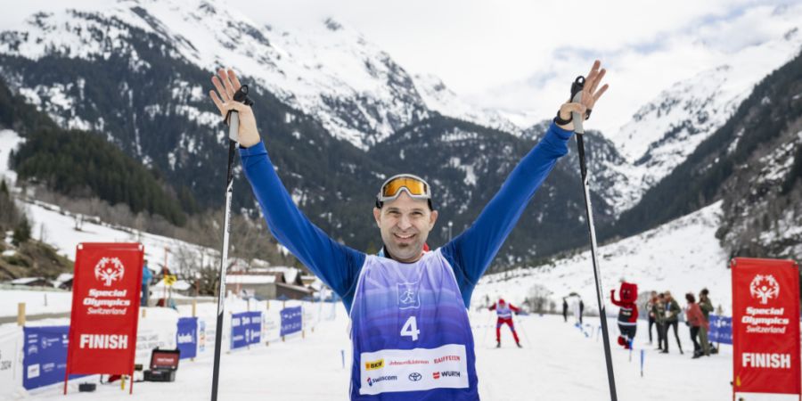 Der Langläufer Julien Arcoria erreicht das Ziel eines Langlaufwettkampfs an den National Winter Games in Haslital 2024. (Archivbild)