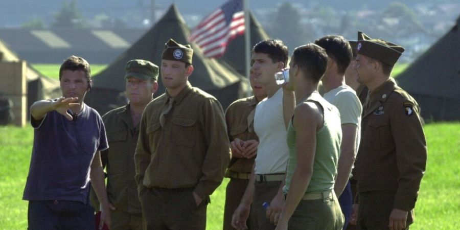 Der Flugplatz von Interlaken war im September 2000 ein Schauplatz der Dreharbeiten zur Fernsehserie «Band of Brothers». Das Kriegsdrama wurde von Steven Spielberg und Tom Hanks koproduz...