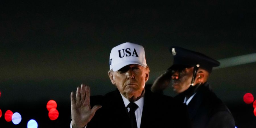 US-Präsident Donald Trump winkt nach seiner Ankunft in der Air Force One aus Florida auf der Joint Base Andrews. Foto: Julia Demaree Nikhinson/AP/dpa