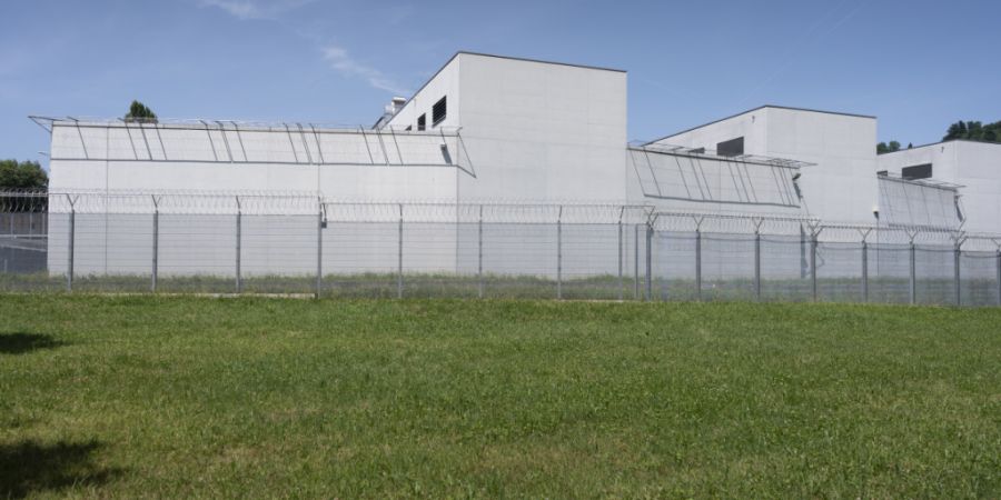 Die Gitter rund um die Justizvollzugsanstalt Grosshof in Kriens LU. (Archivbild)