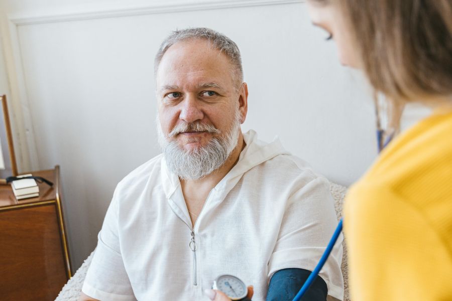 In der Schweiz wird bei Themen wie Sexualverhalten, Drogen- oder Alkoholkonsum, psychischen Problemen und der Einnahme von Medikamenten häufig gelogen. (Symbolbild)