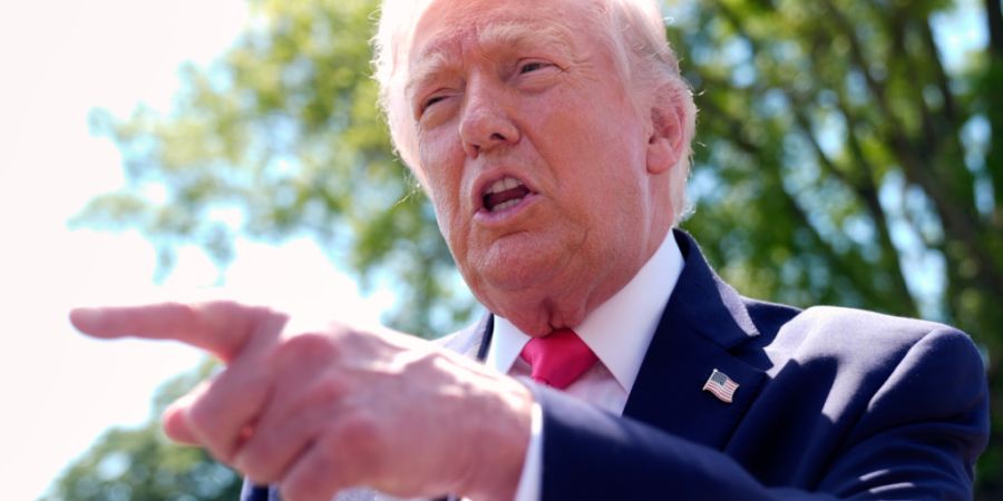 US-Präsident Donald Trump spricht mit Reportern, bevor er mit Marine One vom South Lawn des Weißen Hauses abfliegt. Foto: Manuel Balce Ceneta/AP/dpa