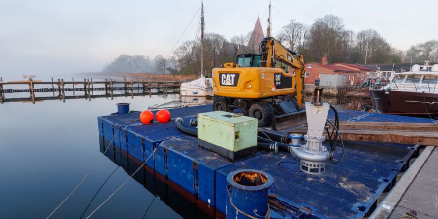 Ein Bagger steht am Morgen auf einem Ponton und soll später bei der Rettung des Buckelwals vor der Ostseeinsel Poel eingesetzt werden. Für den vor der Insel Poel gestrandeten Buckelwa...