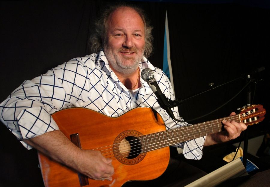 Dafür legt er selbst Hand an und spart so die 40 Franken.