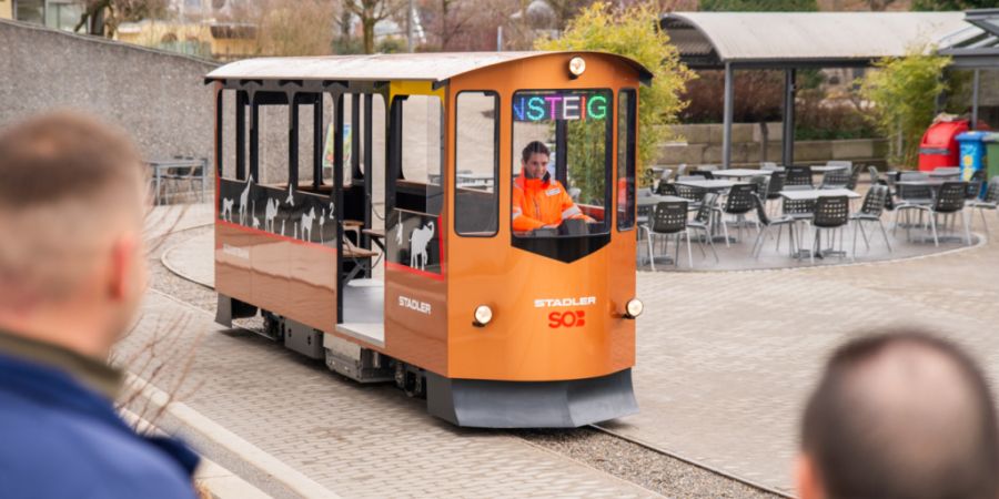 Das neue Zootram im Rapperswiler Kinderzoo bauten Lehrlinge des Zugherstellers Stadler.