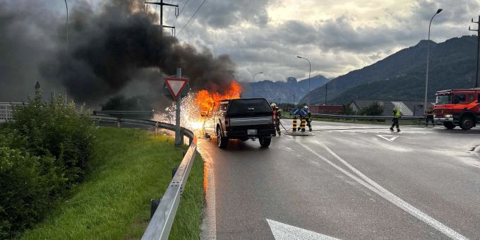 Bad Ragaz SG: Autobrand auf Autobahnbrücke. Bad Ragaz SG Unfall