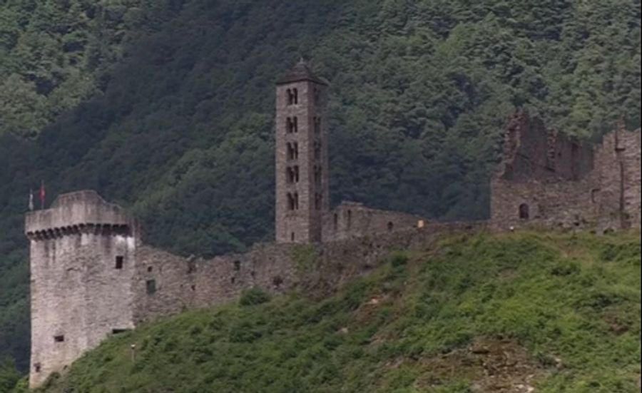 Die Burgruine auf dem Hügel soll aber nicht gefährdet sein.