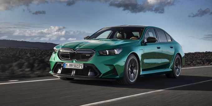 Kommt mit Macht, selbstbewusster Power-Optik und einem 727 PS-Antrieb unter der Haube: der neue BMW M5 Kommt mit Macht, selbstbewusster Power-Optik und einem 727 PS-Antrieb unter der Haube: der neue BMW M5