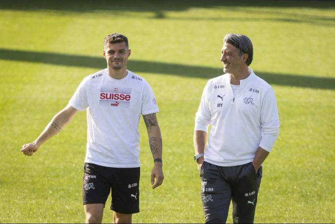 Gute Laune bei Captain Granit Xhaka und Murat Yakin vor dem Achtelfinal an der EM 2024. em 2024