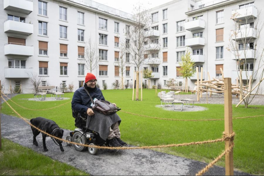 «Es versteht sich von selbst, dass ich im Elektrorollstuhl nicht in der Lage bin, in dieser Situation den Kot aufzuheben.» Trotzdem habe ihn eine Passantin «ruppig» zurechtgewiesen. (Archiv)