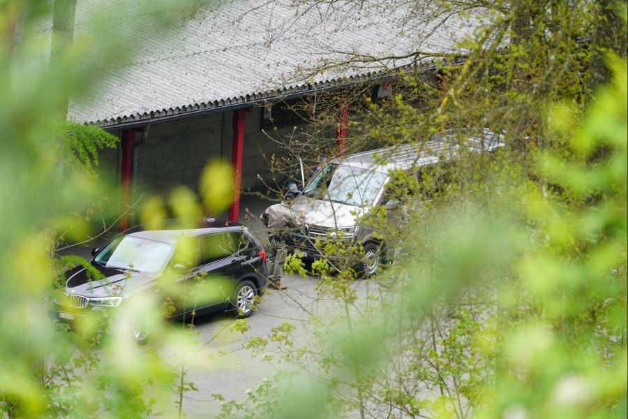 Einsatzkräfte der Kapo Aargau standen am Dienstag in einer Kaserne in Bremgarten AG im Einsatz.