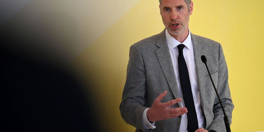 Der FDP-Fraktionsvorsitzende Christian Dürr wünscht sich eine Debatte über die Durchführung von Asylverfahren in Drittstaaten ausserhalb Europas.