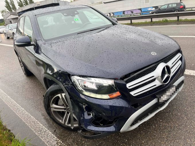 Eine Autofahrerin musste ins Spital gebracht werden. Unfall