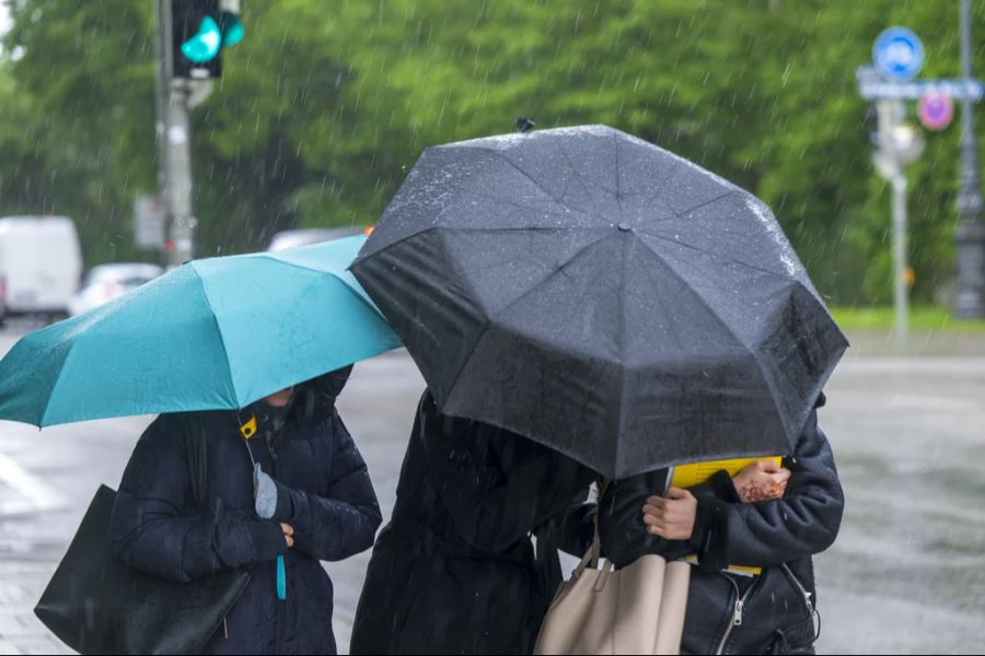 Am kommenden Wochenende dürfte das Wetter kühl und nass bleiben. (Symbolbild)