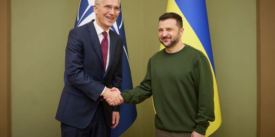 Wolodymyr Selenskyj (r.) begrüsst Jens Stoltenberg in Kiew.