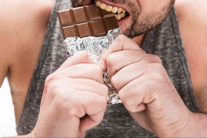 Essen Sie Schokolade nicht zu hastig, sondern geniessen Sie jeden Bissen. Schokolade