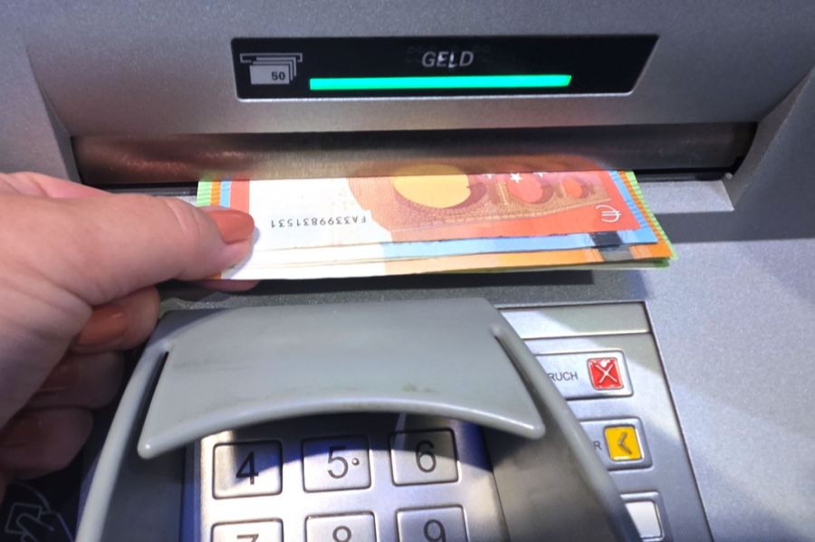 Diese erstattete im Oktober 2025 Anzeige wegen Verdacht auf Geldwäsche. Zuvor hatte der Mitarbeiter wiederholt auffällige Bargeldbeträge auf verschiedene Konten eingezahlt. (Symbolbild)