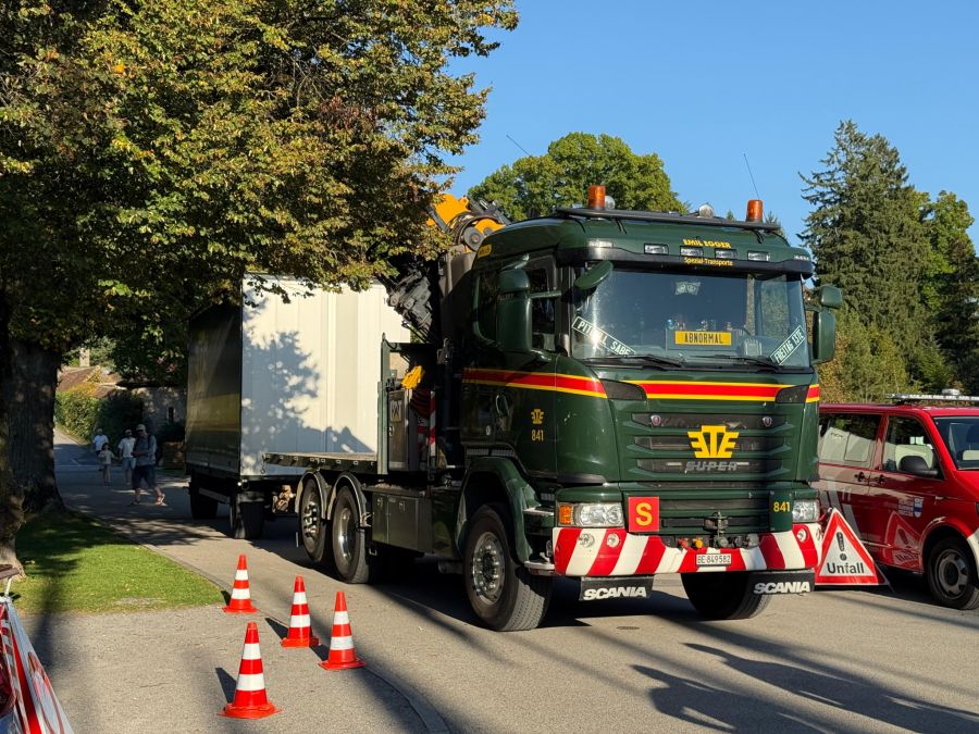 Ein Lastwagen steht an der Unfallstelle bereit.