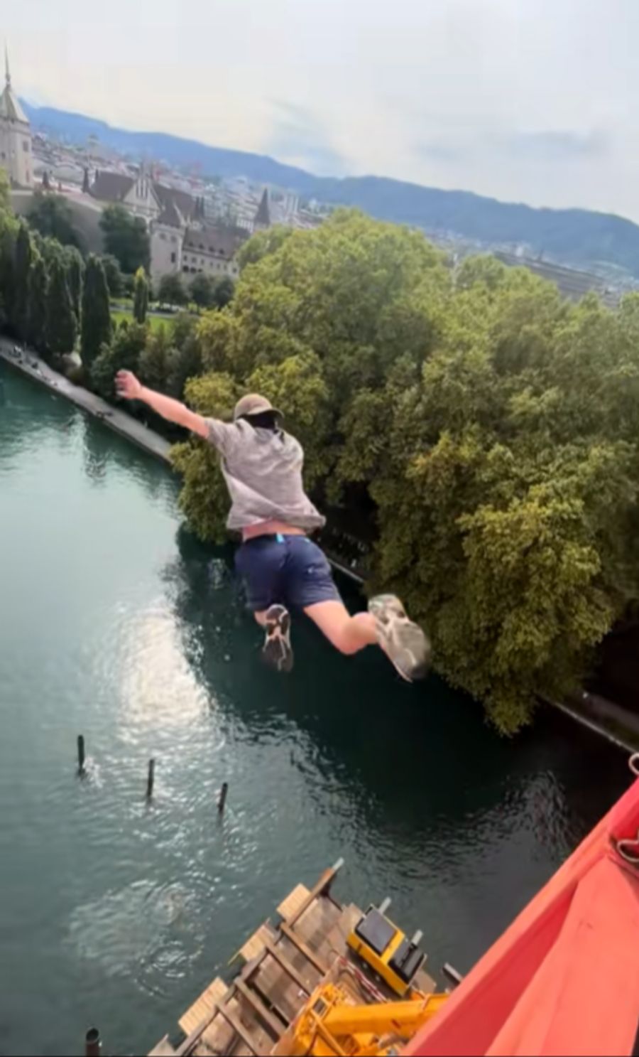Hier springt der Jugendliche vom Baukran in die Limmat.