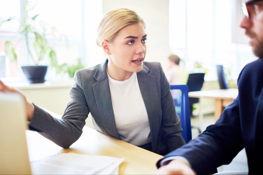 Arbeit, Frau diskutiert mit Kollegen