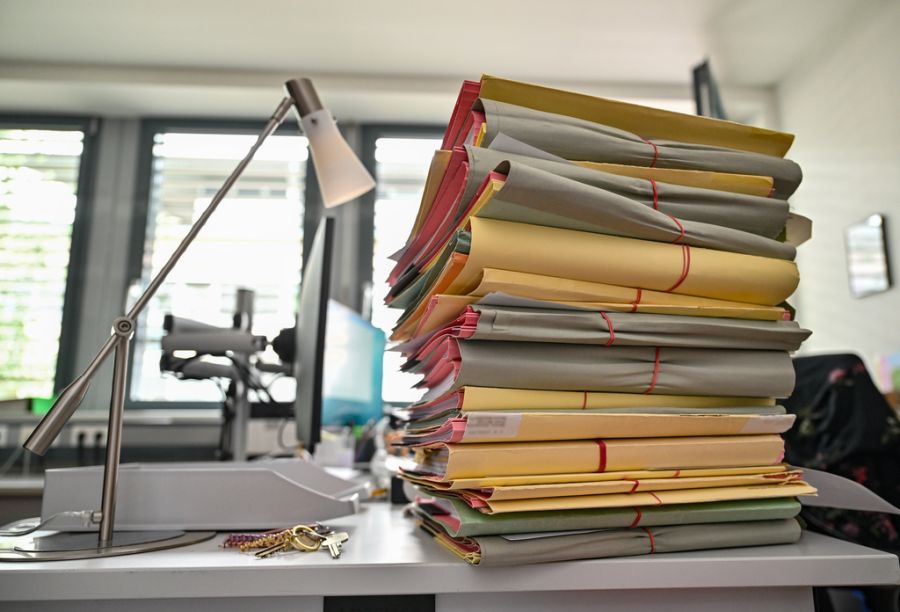 Laut SECO belaufen sich die Bürokratiekosten für Schweizer KMU auf über sechs Milliarden Franken. (Symbolbild)