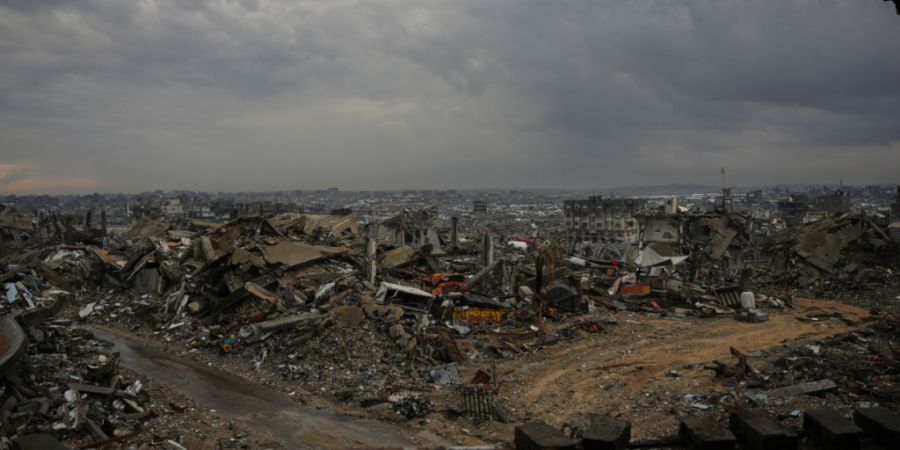 Gebäude, die während der israelischen Luft- und Bodenoperationen zerstört wurden, sind in einem Gebiet im Viertel Sheikh Radwan zu sehen. Foto: Abdel Kareem Hana/AP/dpa