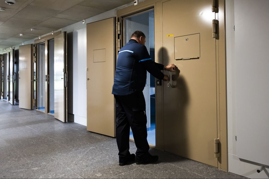 Damit entgeht er dem Prozess und der drohenden Haftstrafe von bis zu 15 Jahren.