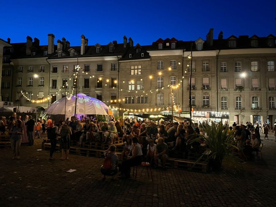 Leute auf dem Münsterplatz.