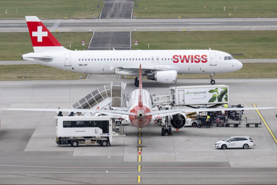 Im September muss ein Swiss-Flugzeug am Flughafen Zürich noch vor dem Start in Richtung Lissabon wegen eines Triebwerksausfalls zum Gate zurückkehren. (Archivbild)