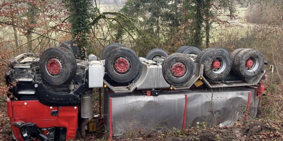 Nach einem Unfall in Hallau SH blieb am Freitag ein Lastwagen auf dem Dach liegen.