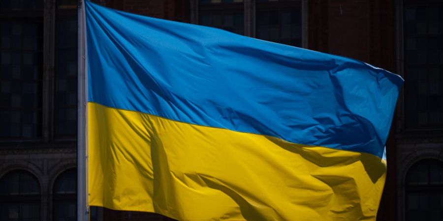 ARCHIV - Eine Flagge der Ukraine weht im Wind. Foto: Monika Skolimowska/dpa (Archivbild)
