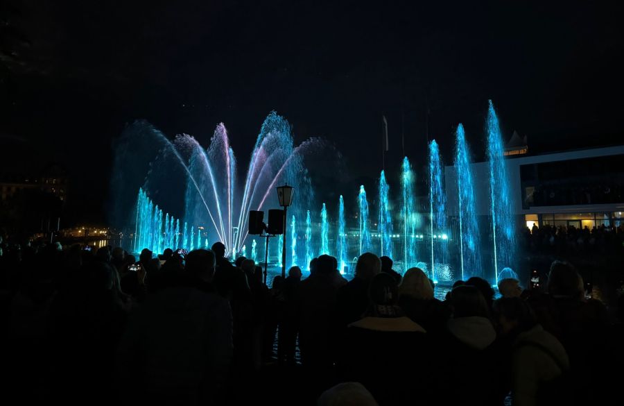Herzstück der Aufführung sind unterschiedliche Wasserfontänen, die im Takt der Musik aus dem Aarebecken emporsteigen.
