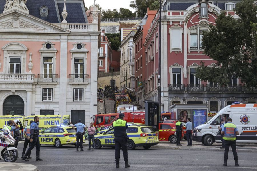 Ein Augenzeuge berichtete: «Der Waggon traf ein Gebäude mit brutaler Kraft und fiel auseinander wie ein Pappkarton. Er schlug mit grosser Wucht auf.»