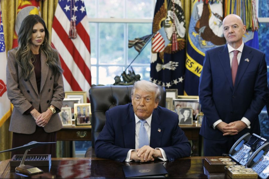 Donald Trumo beim Presse-Meeting, flankiert von Innen-Ministerin Kristi Noem und von Fifa-Präsident Gianni Infantino.