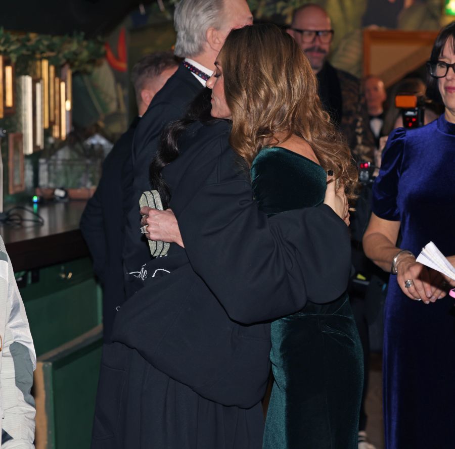 Prinzessin Kate und Jessie J umarmen sich.