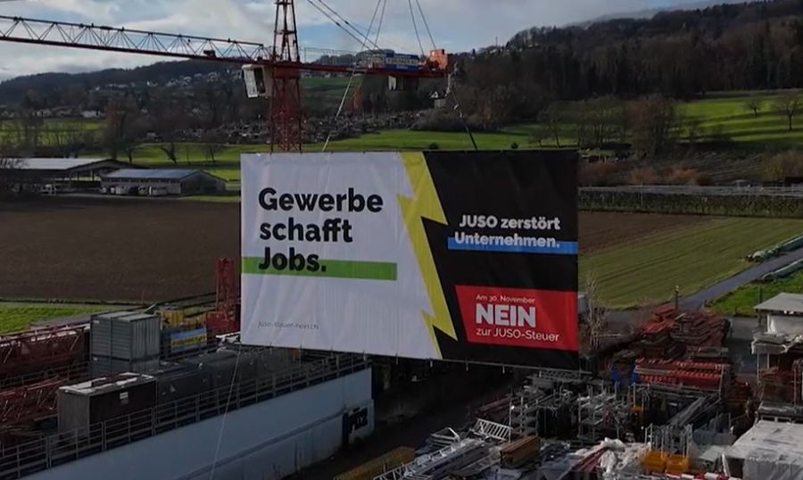 Der Zürcher Bauunternehmer Josef Wiederkehr hat ein 5x10 Meter grosses Plakat an einem seiner Krane montiert – als deutlich sichtbaren Protest gegen die Initiative.