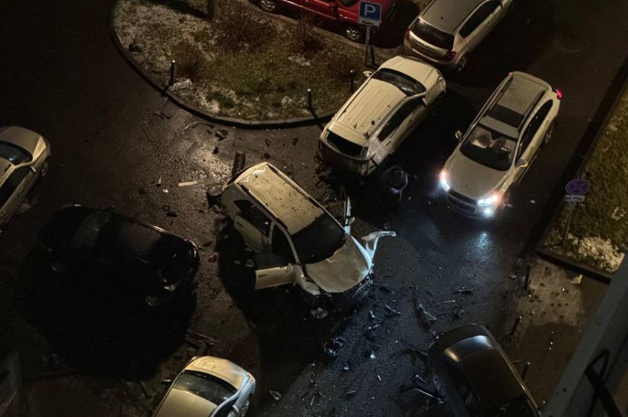 Berichten zufolge ist er bei einer Autoexplosion ums Leben gekommen.