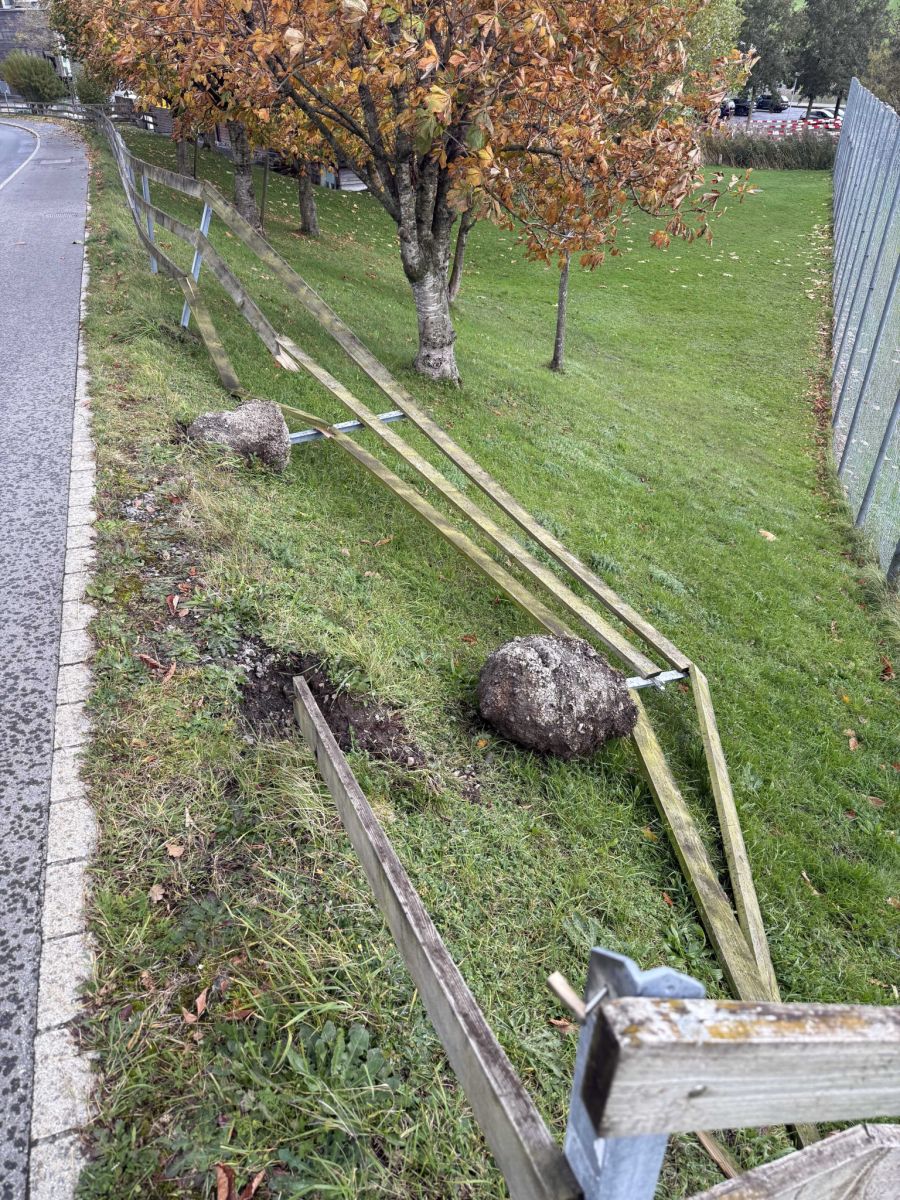 Auch ein Holzzaun wurde beschädigt.