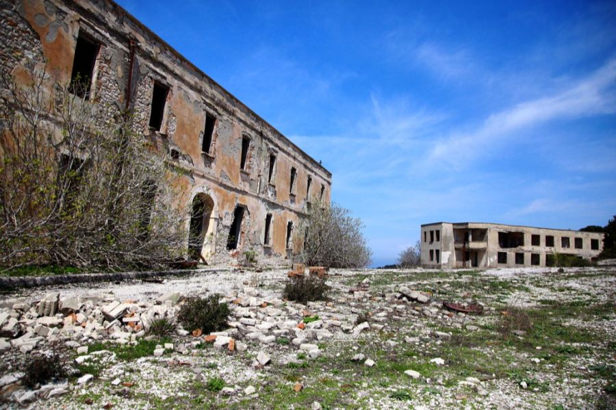 Brüchige Gebäude weisen auf die militärische Vergangenheit der Insel hin. (Archivbild)