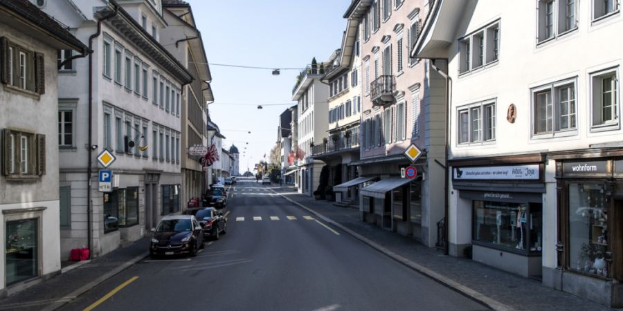 Die Herrengasse ist eine Kantonsstrasse, welche durch den Hauptort Schwyz führt. (Archivaufnahme)