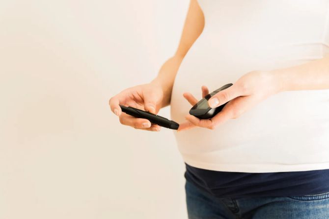 Schwangere misst Blutzucker